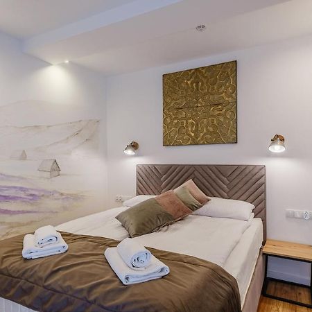 Rezydencja Ornak 5 - Stylowe Apartamenty Z Balkonami I Jacuzzi, 5 Min Pieszo Do Krupowek, Izby Podhalanskie Zakopane Esterno foto